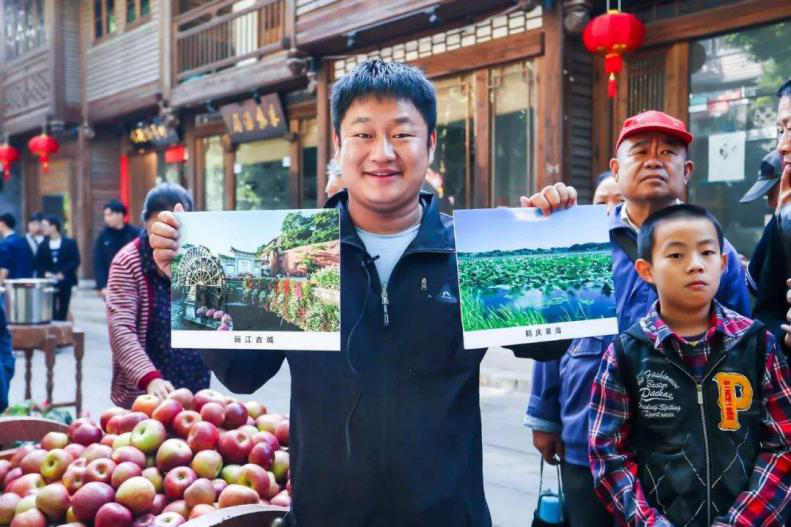 抖音達(dá)人石榴哥化身嗨學(xué)體驗(yàn)官，空降新華引爆直播間